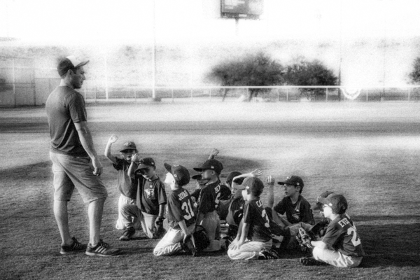 Entrenador con jovenes jugadores